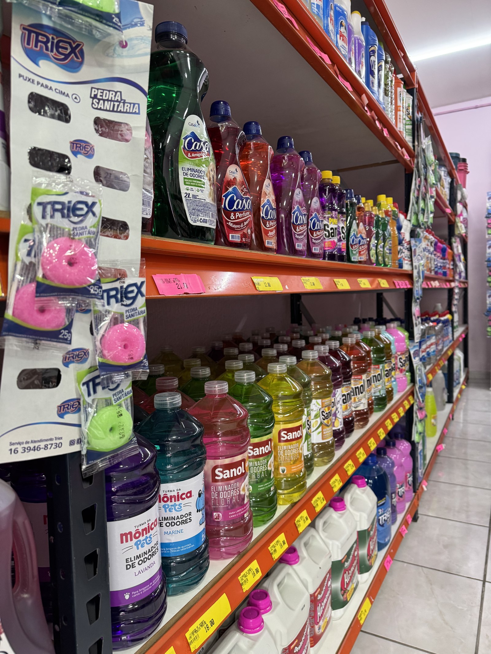 Prateleira de produtos de limpeza em galão na loja Kaká Limpeza