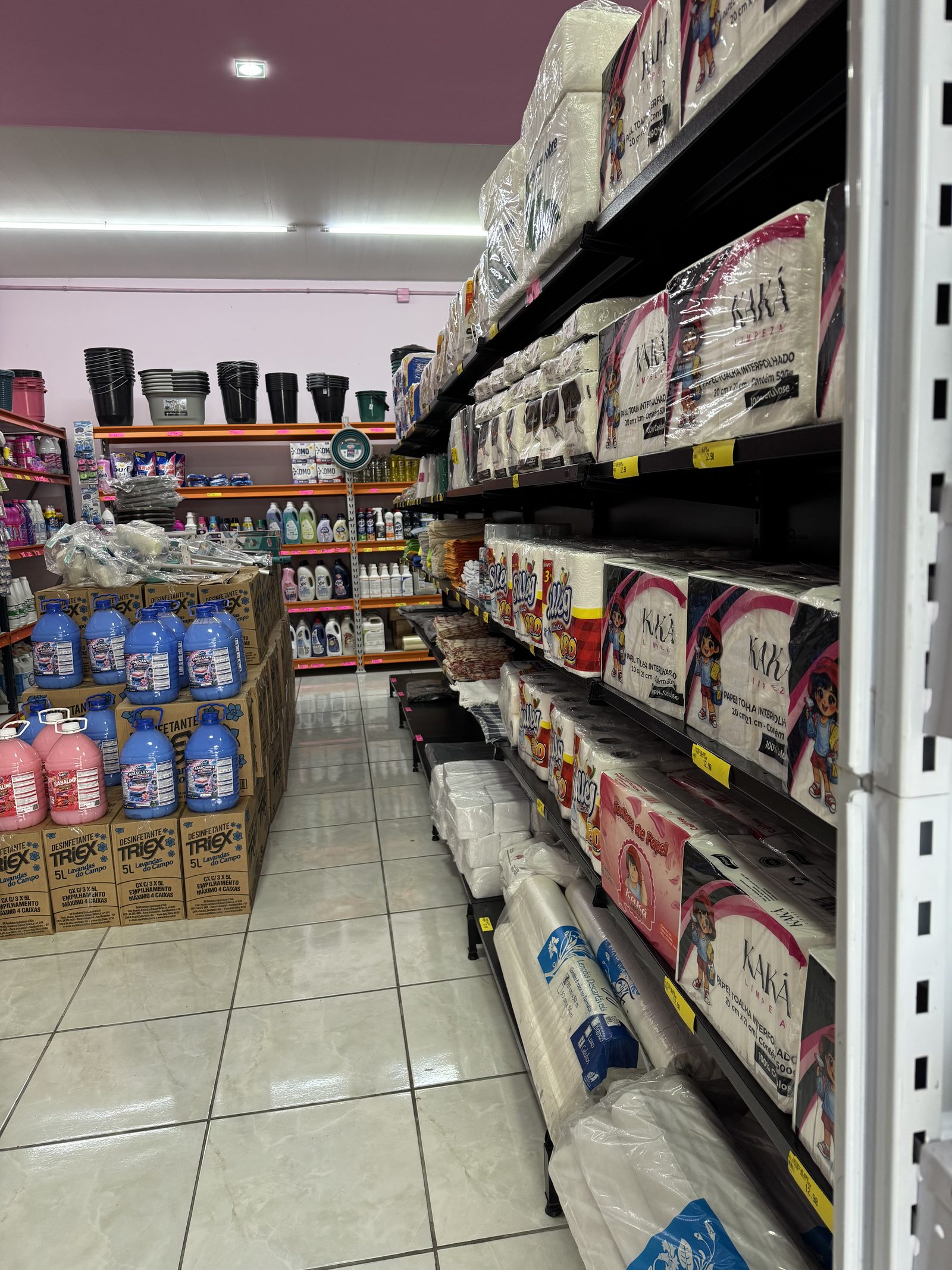 Prateleira de papel higiênico e descartáveis da marca Kaká na loja